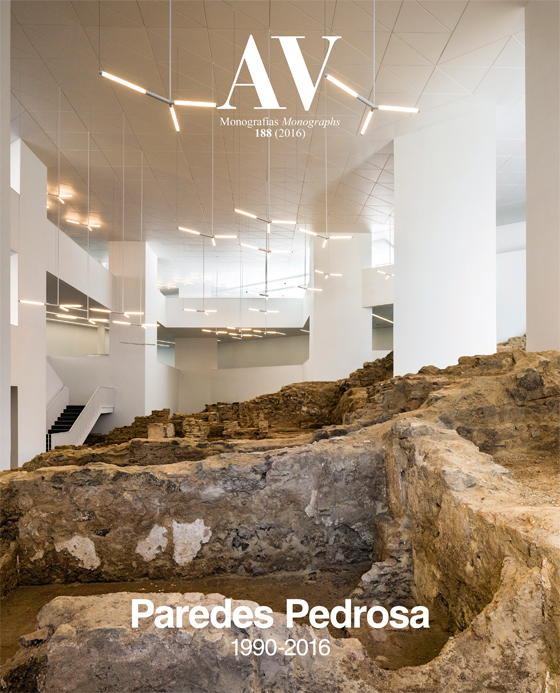 Monographie dédiée à l’œuvre de Paredes Pedrosa par la revue Arquitectura Viva. Photo : Fernando Alda.