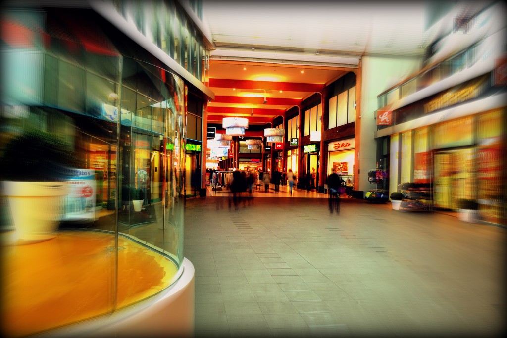 Entre la saturación de imágenes y sonidos de un centro comercial, el marketing olfativo puede ayudarnos a reconocer una marca.