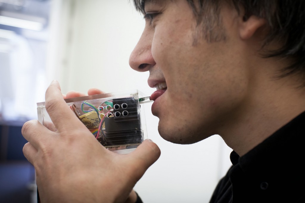 Tecnología multisensorial: Dispositivo desarrollado por Cheok que permite probar sabores a distancia.