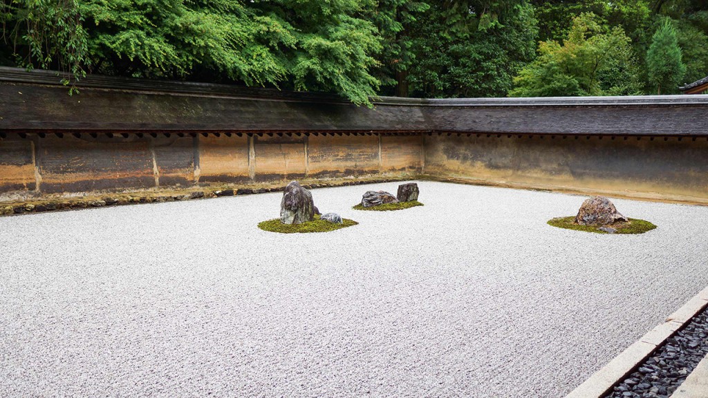 La combinación de equilibrio e imperfección es la base de un jardín zen japonés.