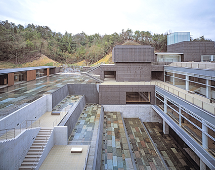 Ceramic Park Mino, Arata Isozaki, 2002. Photo : Hisao Suzuki